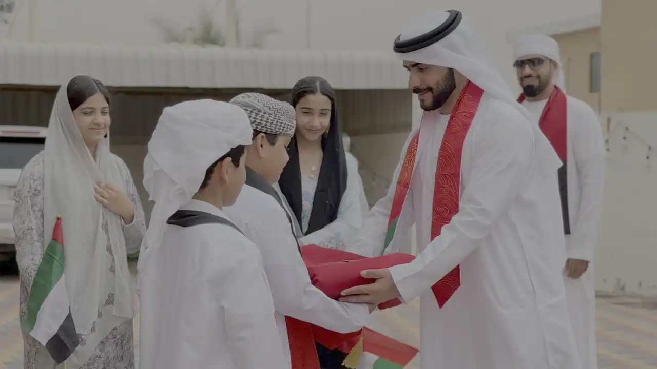 مبادرة الشارقة للتمكين توزع أعلام الدولة على منازل الأسر في الإمارة